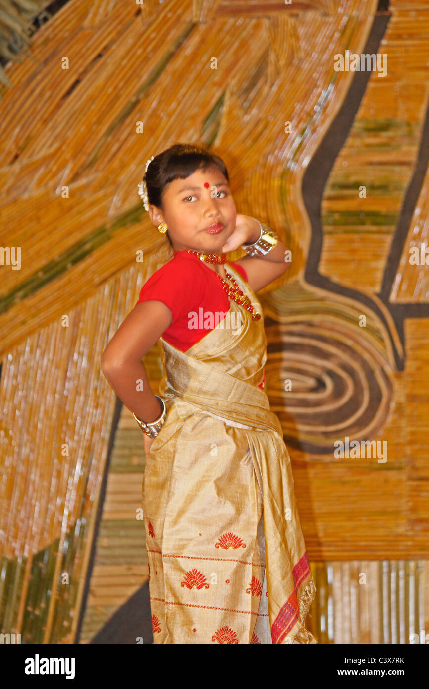 Bihu, Assamesisch Stämme Durchführung traditioneller Bihu Tanz auf Namdapha Eco Kulturfestival, Miao, Arunachal Pradesh, Indien Stockfoto