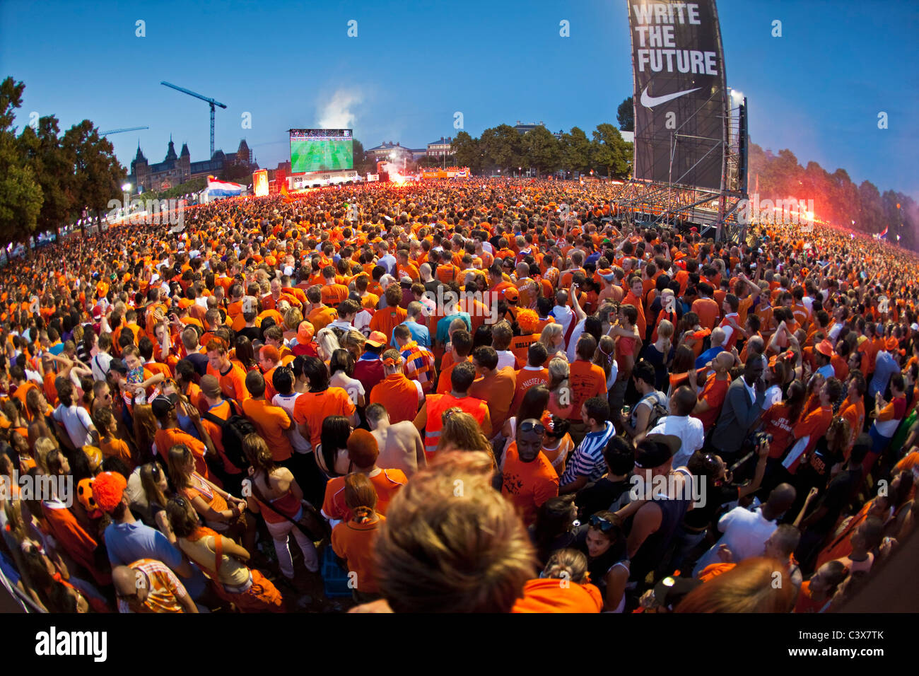 6 Juli. Finale Niederlande - Spanien. 180,000 Unterstützer versammeln, vor allem in nationalen Farbe Orange gekleidet. Stockfoto