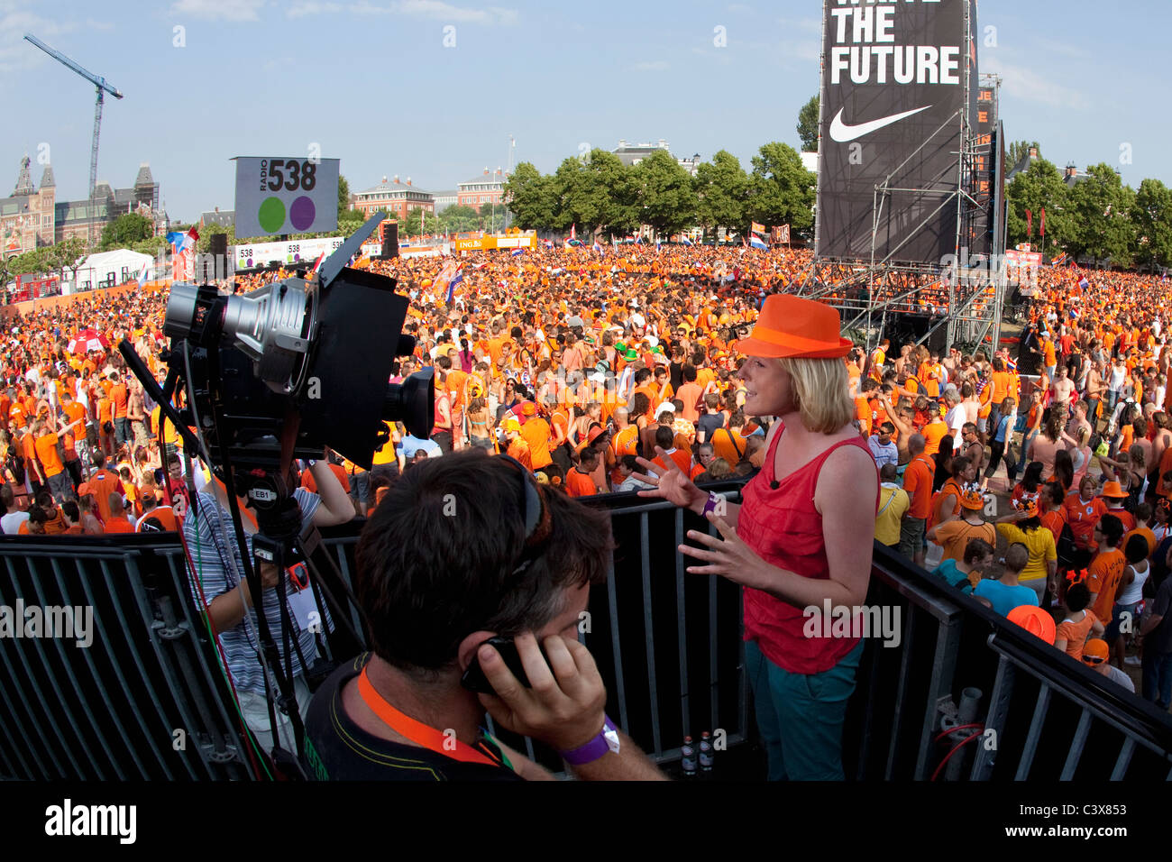 180,000 Unterstützer versammeln, vor allem in nationalen Farbe Orange gekleidet. Reporter von CNN. Stockfoto