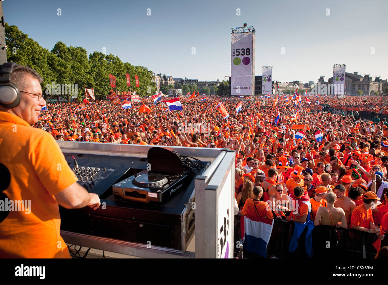 180,000 Unterstützer versammeln, vor allem in nationalen Farbe Orange gekleidet. DJ von Radio 538 die Masse zu genießen. Stockfoto