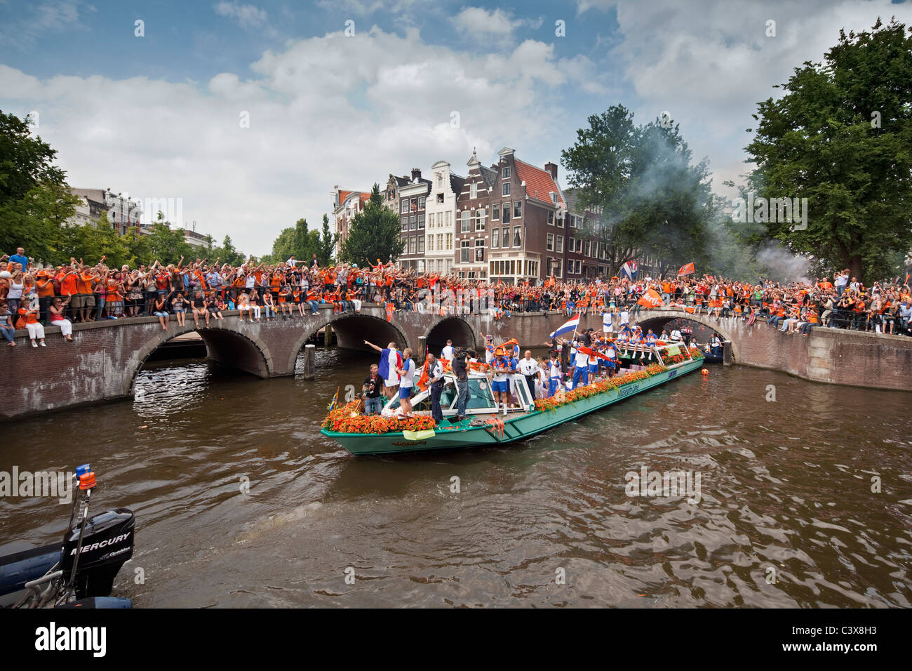 Einweihung Kanal-Parade der niederländischen Nationalmannschaft. Anhänger, vor allem in den nationalen Farben gekleidet: Orange. Stockfoto