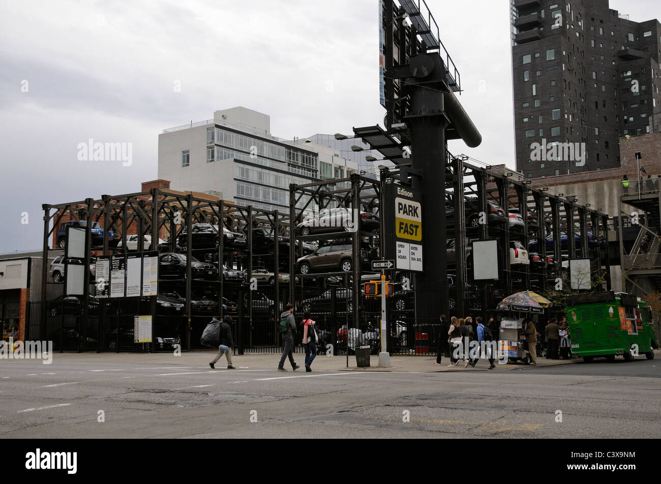 Edison schnell Park Highrise-PKW-Parkplatz auf der 10th Avenue Westside Manhattan New York USA Stockfoto