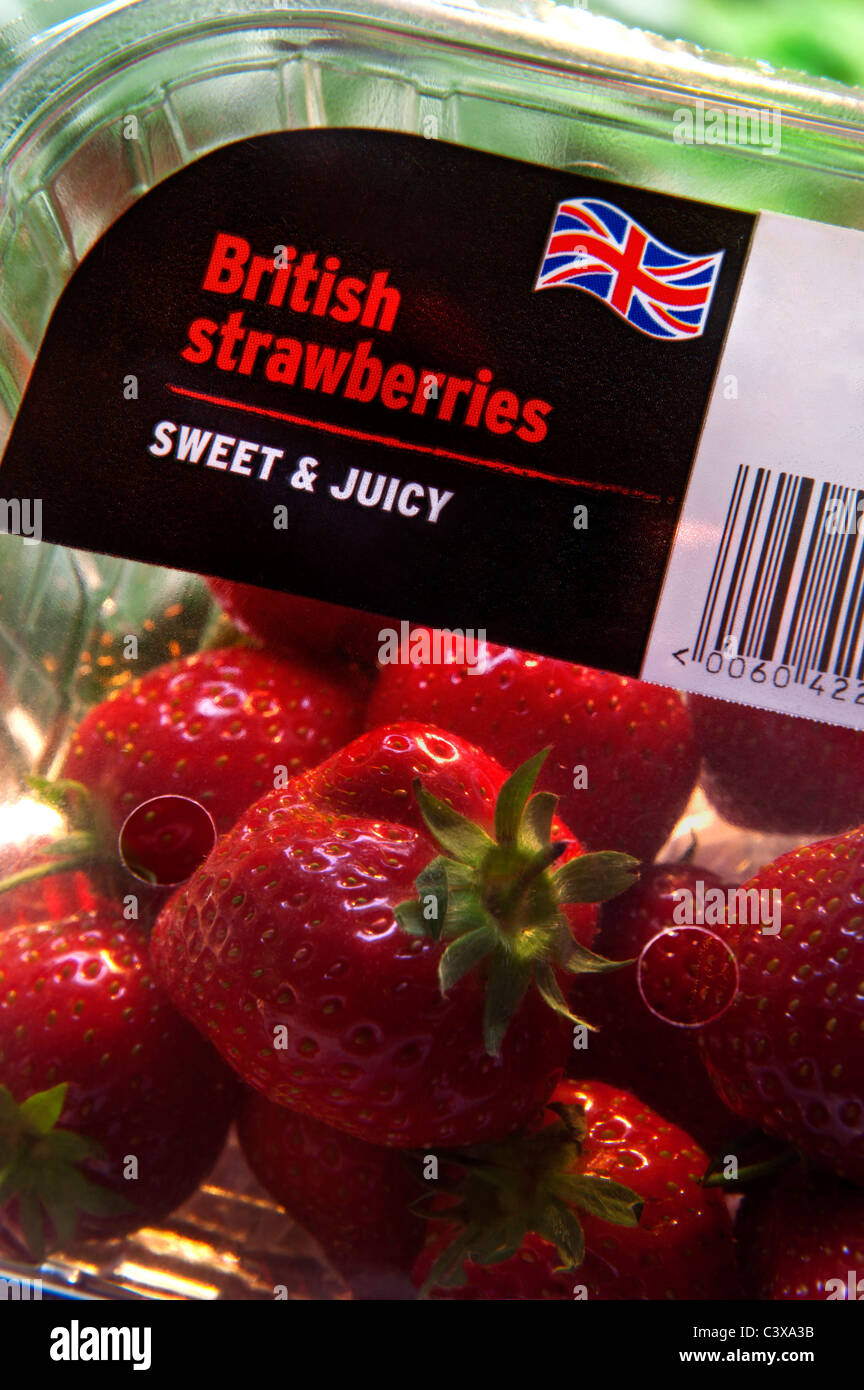 ERDBEEREN BRITISCHER Plastikbehälter frische " süße und saftige " britische Erdbeeren auf dem Display in durchsichtigem Plastikbehälter. Union Jack Flag Stockfoto