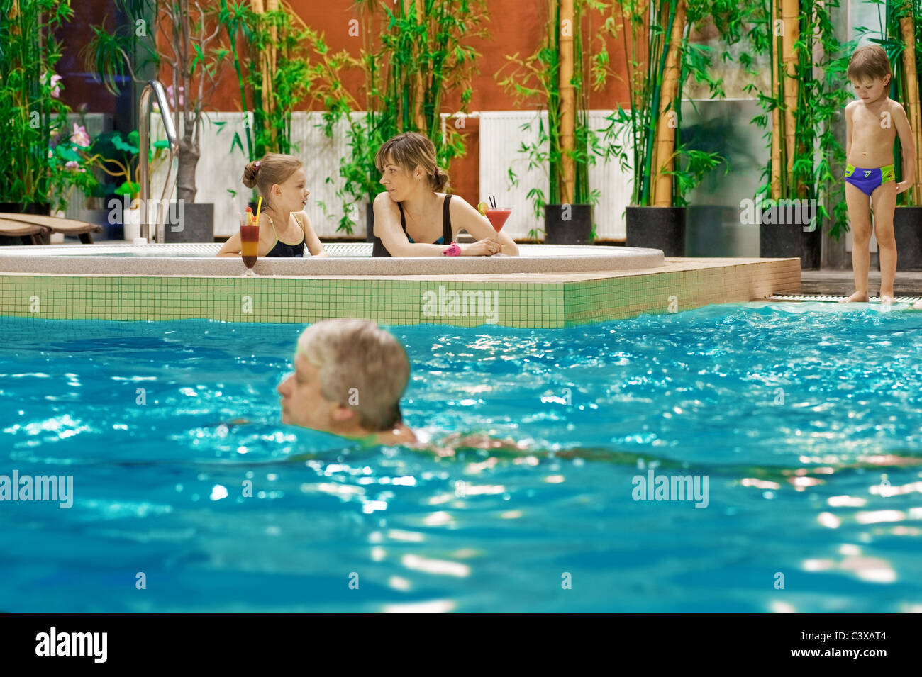 Schwimmbad familie entspannung mutter tochter kind cocktail Fotos und