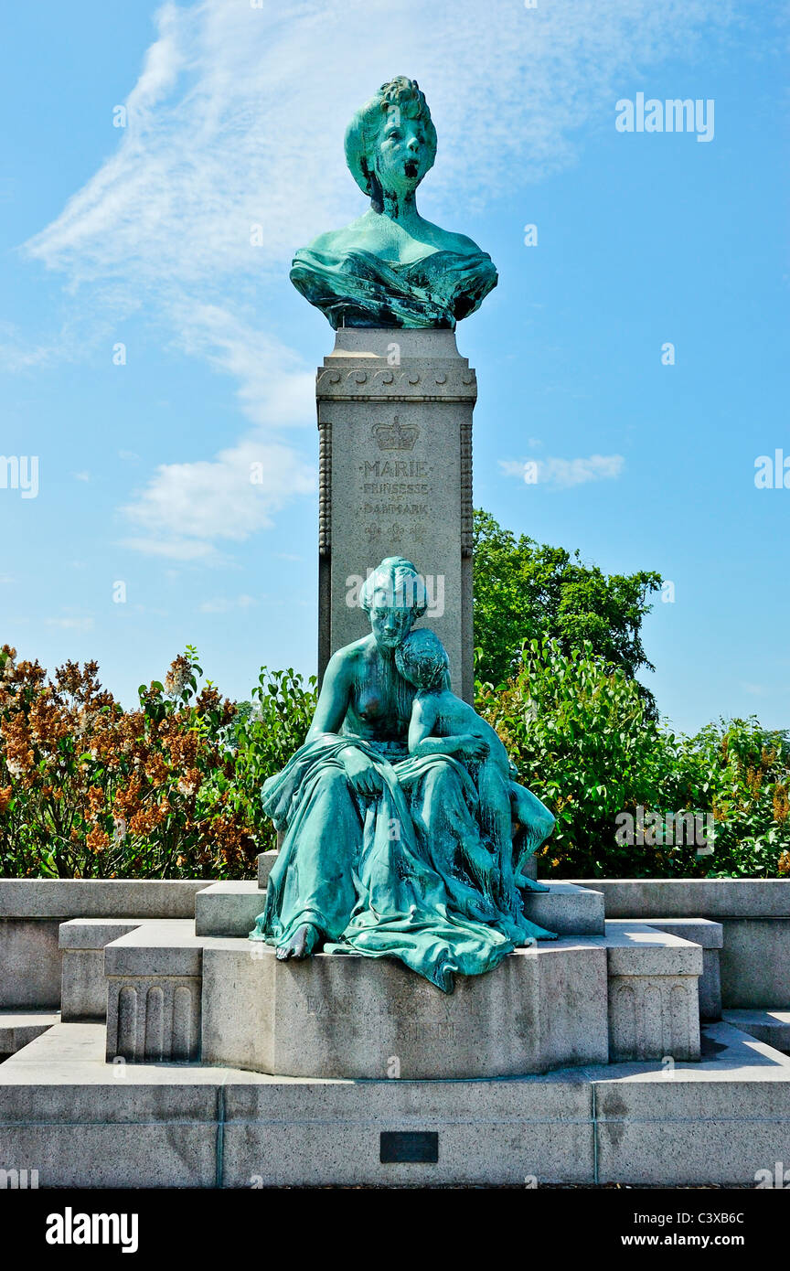 Eine Bronzebüste von Prinzessin Marie von Orleans über Bronze Skulpturen einer Frau und Kind, Langelinie, Kopenhagen Stockfoto