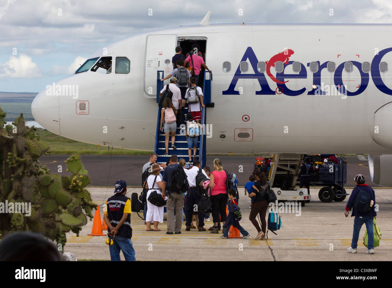 Touristen, die Abreise am AeroGal Flug bei Seymour Flughafen Baltra Insel, Galapagos-Inseln, Ecuador Stockfoto