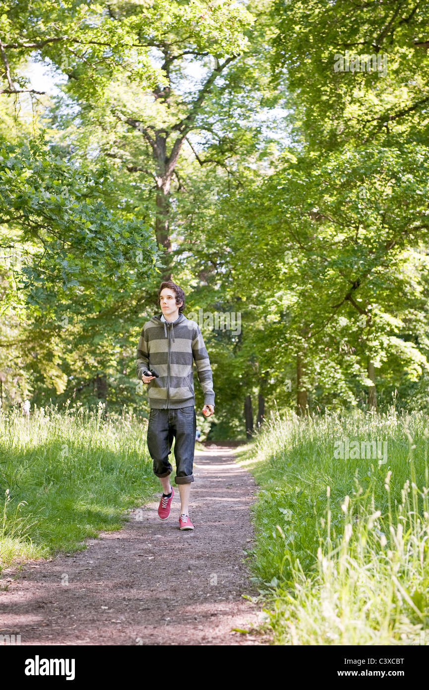 Junger Mann im Wald Stockfoto