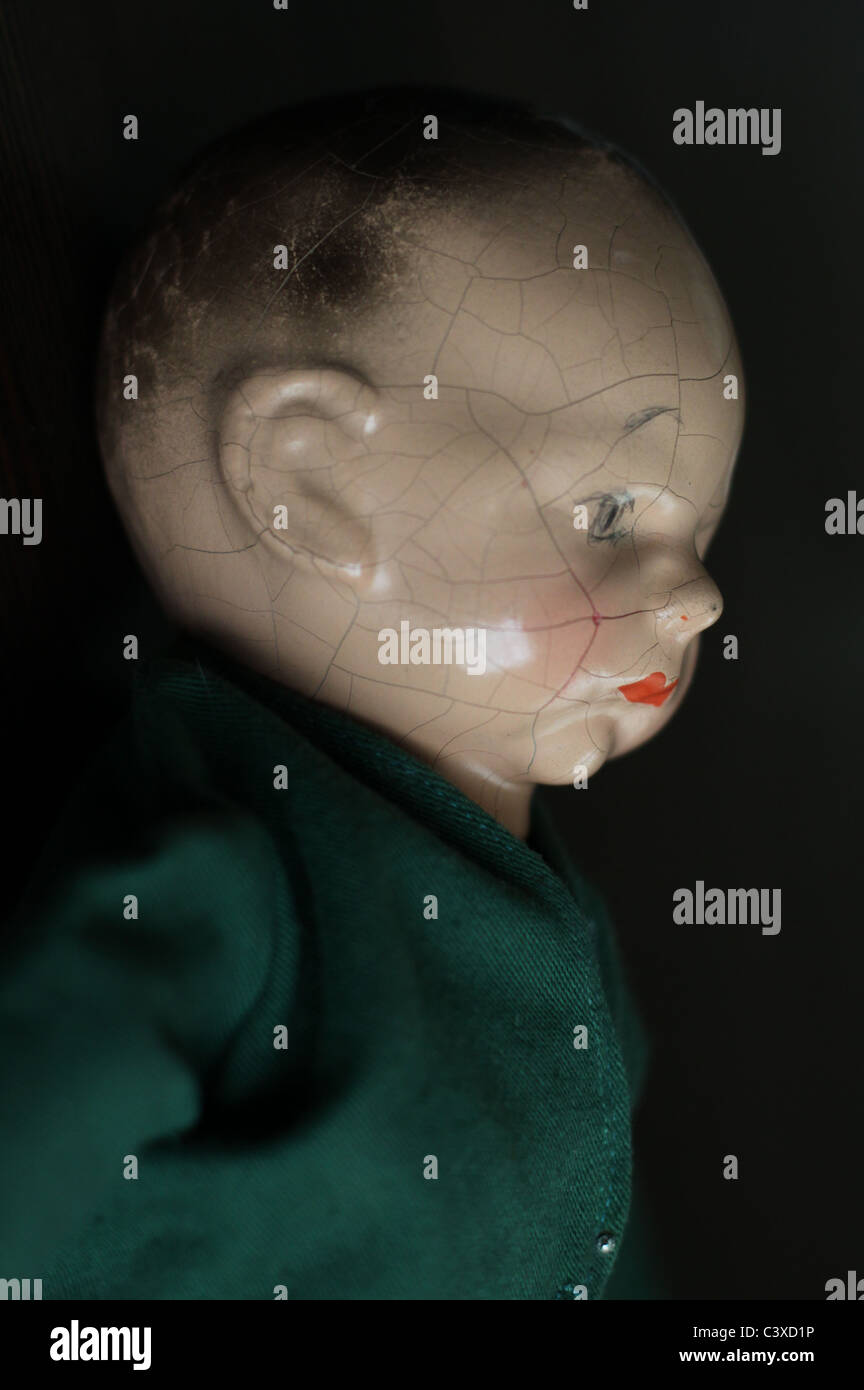 Eine Nahaufnahme von einer alten, gebrochenen Porzellanpuppe. Stockfoto