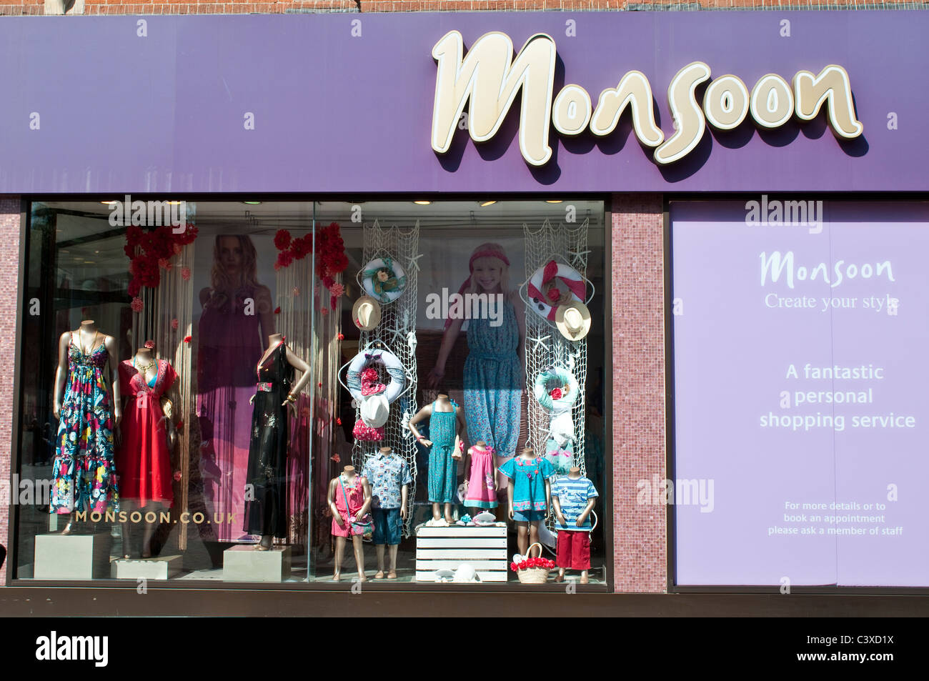 Monsun-Kleidung zu speichern, Kingston upon Thames, Surrey, UK Stockfoto