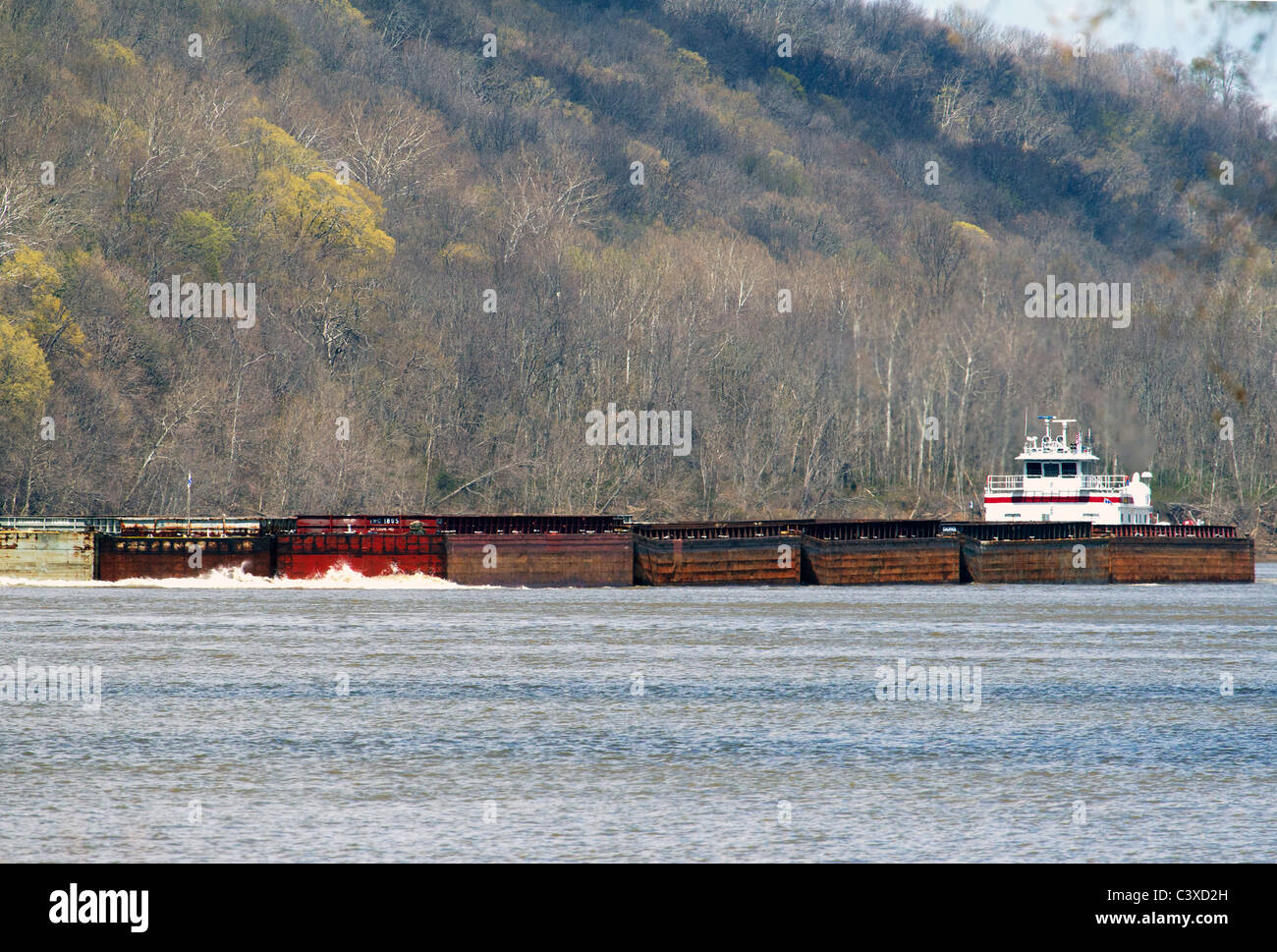 Schlepper M/V Omar eine Druckbelastung der Lastkähne auf dem Ohio River zwischen Kentucky und Indiana Stockfoto