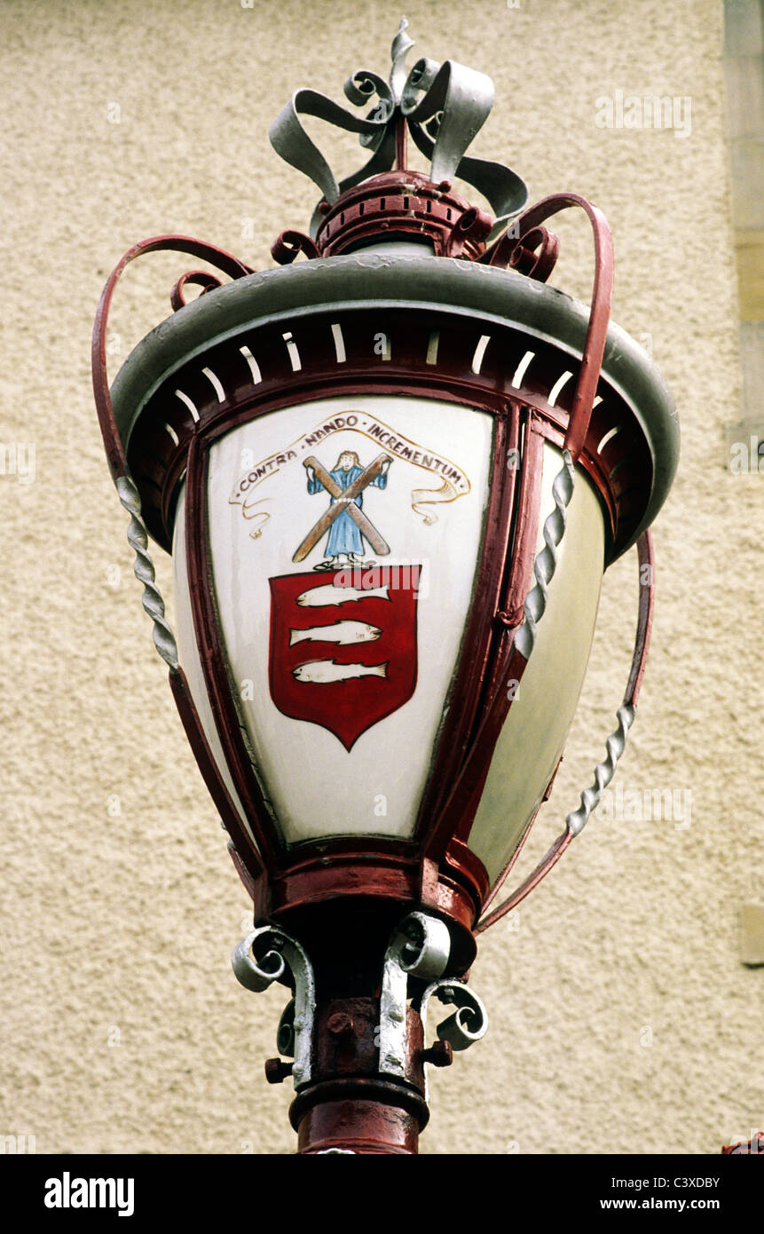 Peebles, Schottland, Straßenlaterne mit Stadtwappen schottischen Lampen UK Heraldik 3 Lachs Fisch Fischen drei Stockfoto