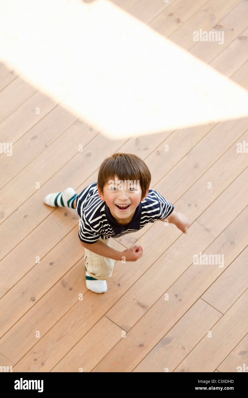 Junge Junge auf Holzboden Stockfoto