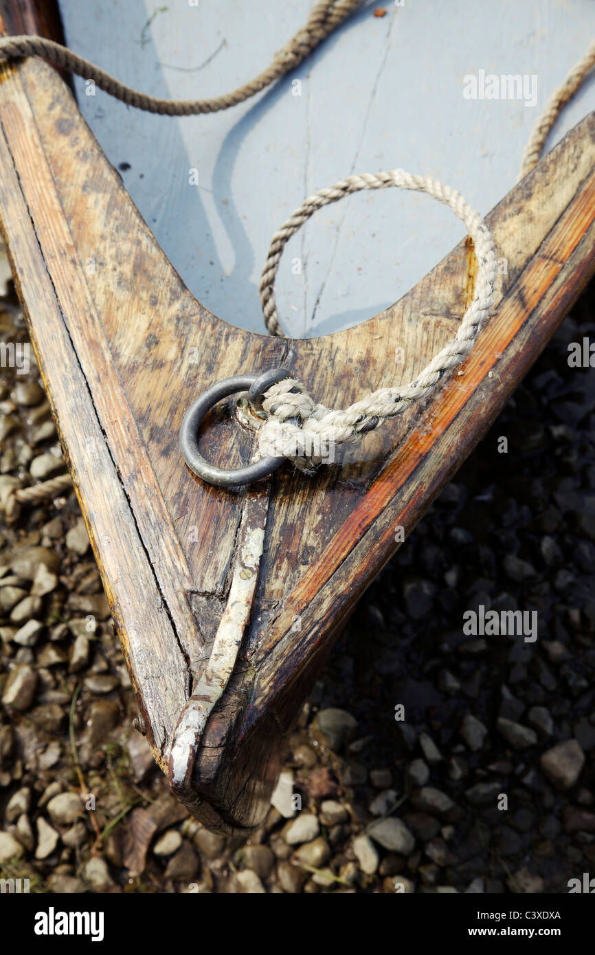 Bug des kleines Ruderboot mit Ring und Seil Knoten Stockfoto