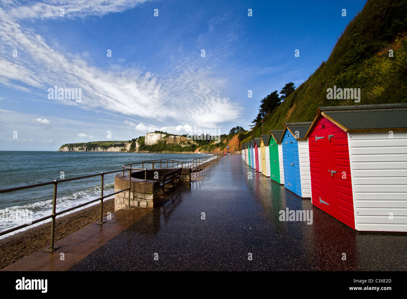 Strandhütten auf der West-Walk in Seaton Devon nach einem Sommer Regen Stockfoto