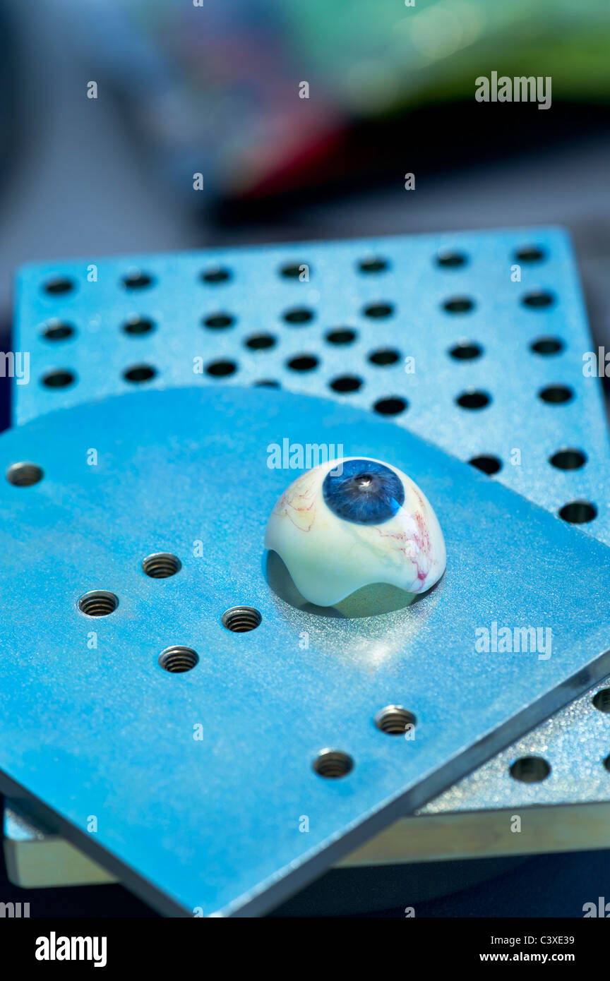 okuläre künstliche Augenprothese Glasauge Glasseye blau Auge bizarre groteske ungerade Leben schrecklich Horror schrecklich noch stilllife Stockfoto
