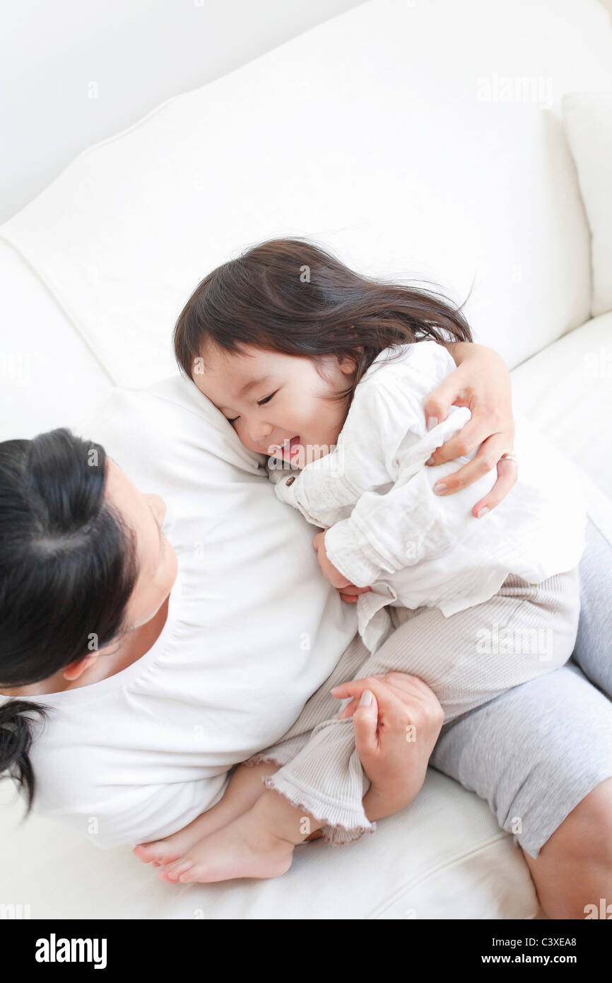 Mutter umarmt Baby Girl Stockfoto