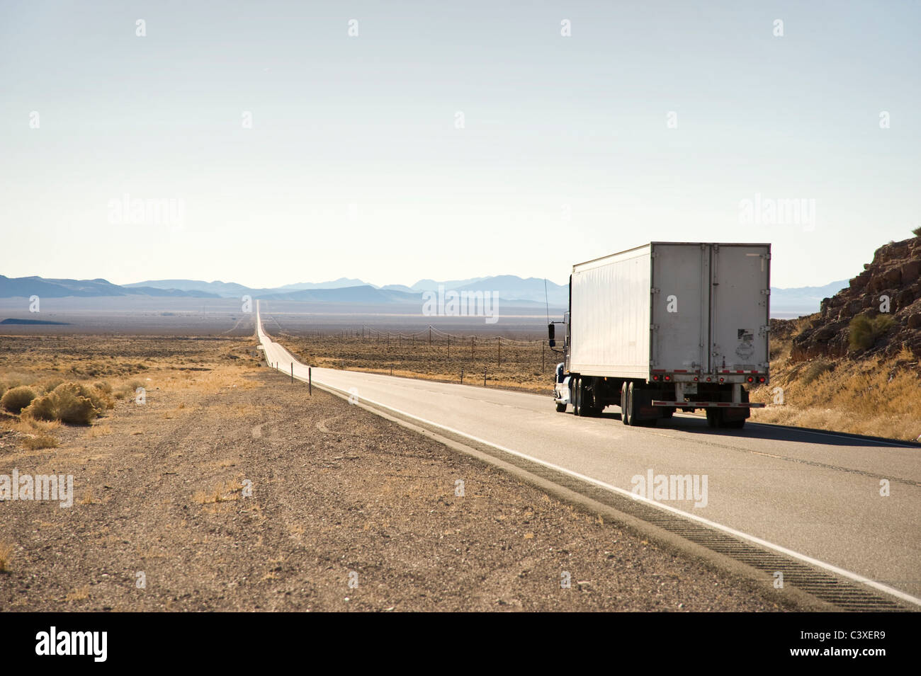 Desert Highway mit LKW, Nevada, USA Stockfoto
