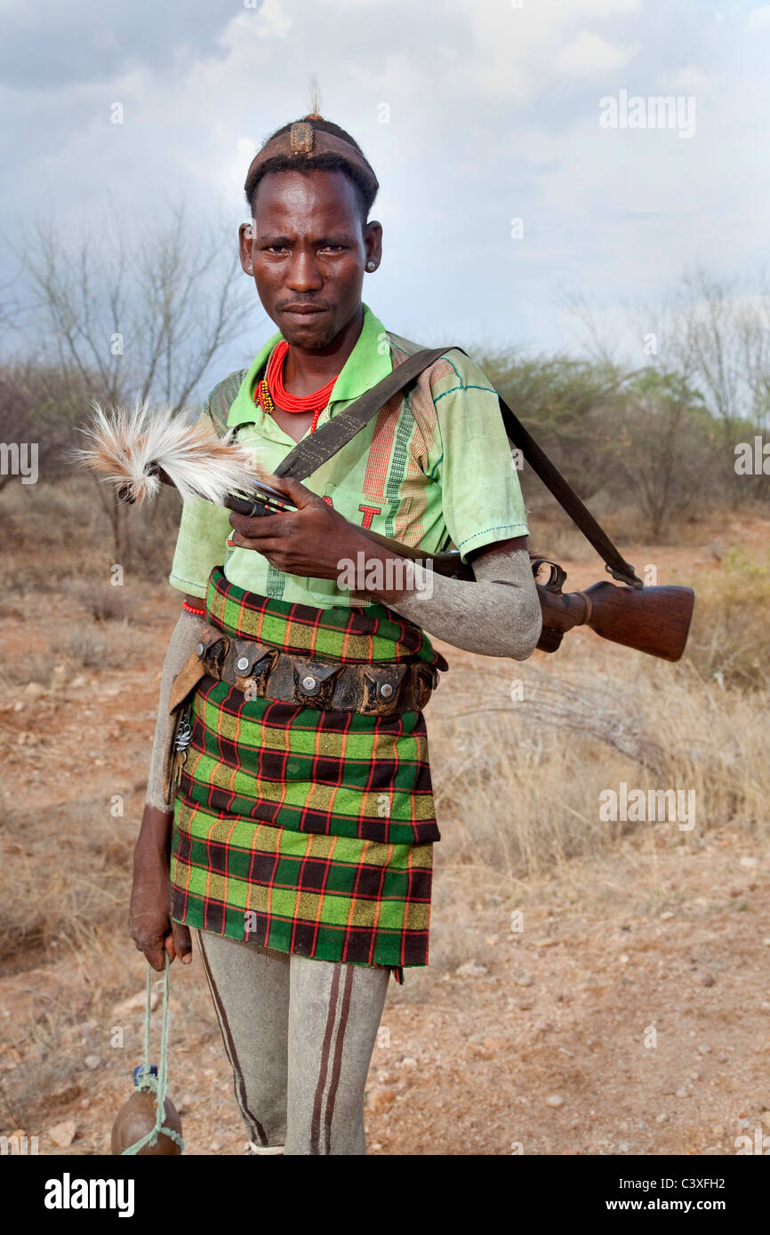 Dassanech, oder Daasanach oder Dasenach Mann mit Gewehr in der Nähe von Omorate, Omo Fluss, Äthiopien, Afrika Stockfoto