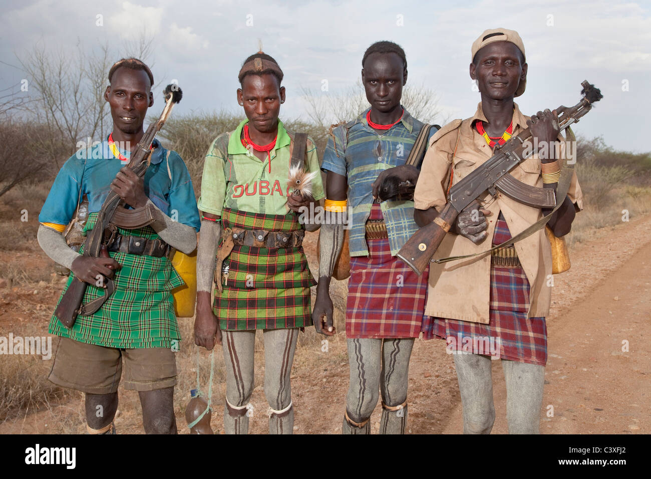 Dassanech, oder Daasanach oder Dasenach Menschen mit AK-47 Gewehr in der Nähe von Omorate, Omo Fluss, Äthiopien, Afrika Stockfoto