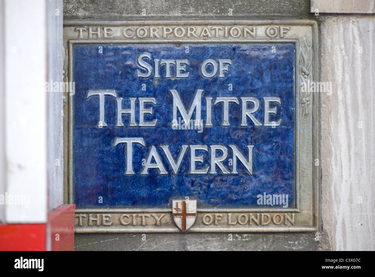 blaue Plakette, die Kennzeichnung der Website von Mitre Tavern, Fleet Street, London, England, einst von Shakespeare, Boswell und johnson Stockfoto
