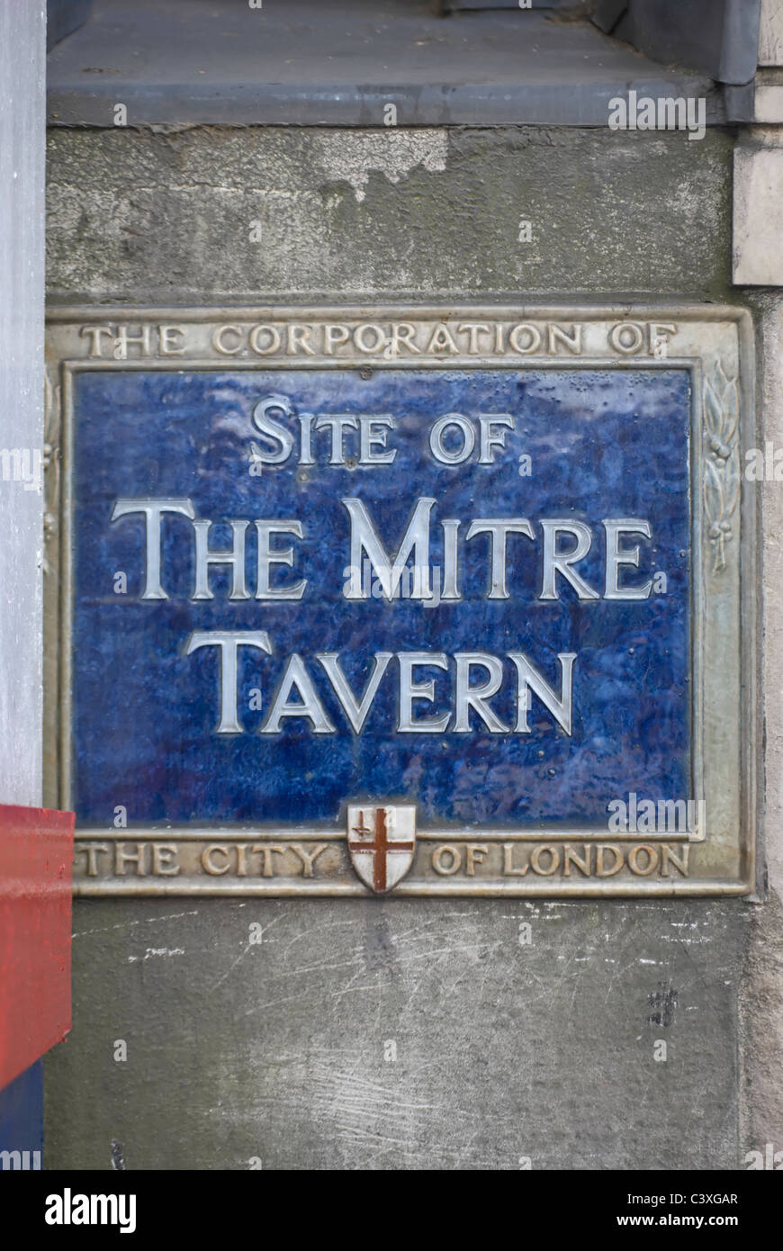 blaue Plakette, die Kennzeichnung der Website von Mitre Tavern, Fleet Street, London, England, einst von Shakespeare, Boswell und johnson Stockfoto