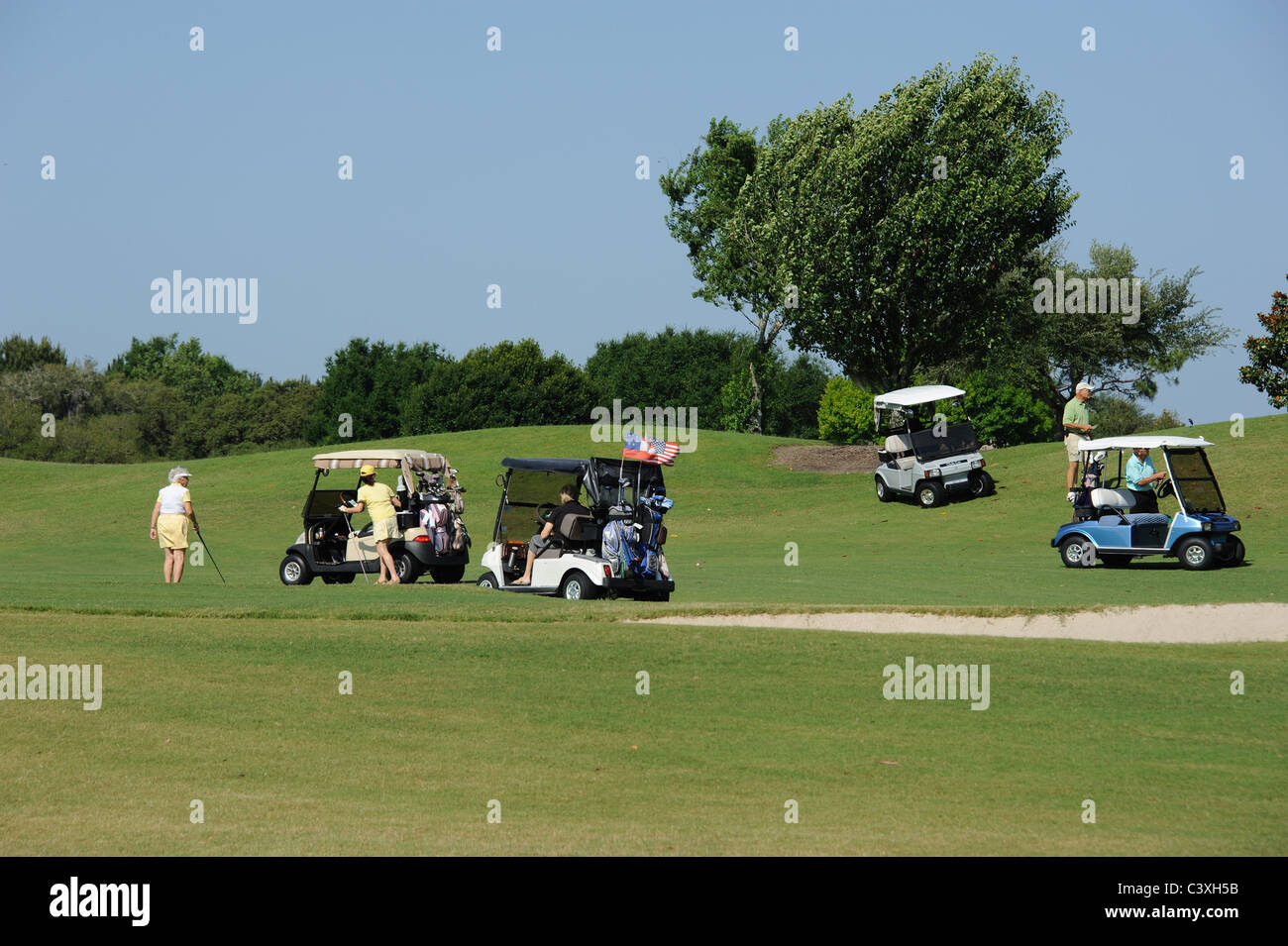 Golfplatz mit Spielern und Clubcarts drängten sich auf einem zentralen Florida USA Stockfoto
