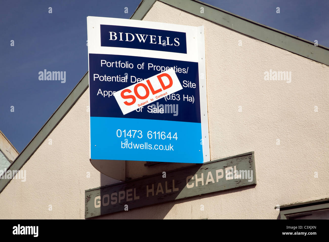 Sign-Gewerbeimmobilien-Markt Bidwells Immobilienmakler auf ehemaligen Evangelium Hall Kapelle Wickham Markt Sufolk England verkauft Stockfoto