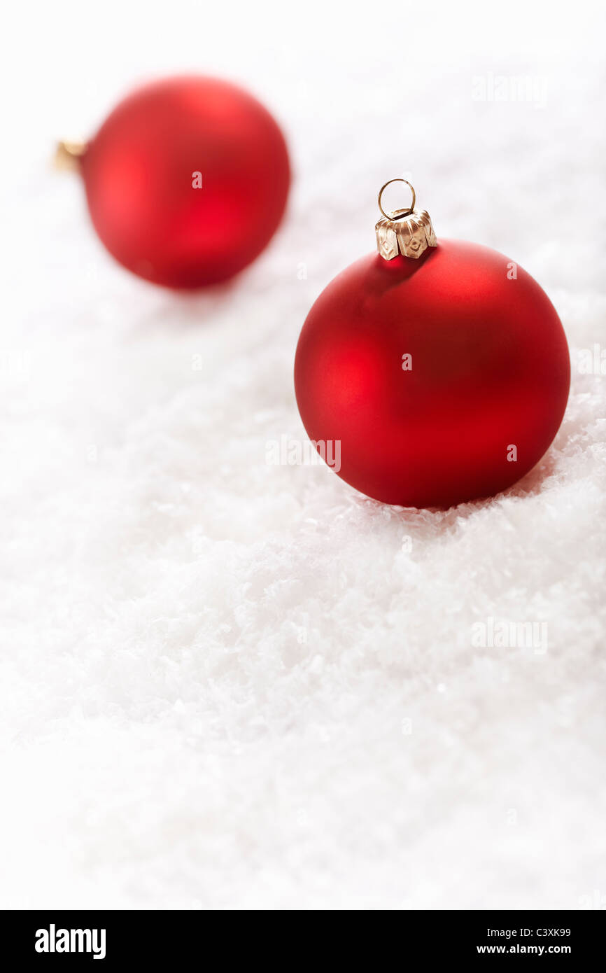 Urlaubsfoto mit roten Kugeln auf dem Schnee Hintergrund, selektiven Fokus Stockfoto