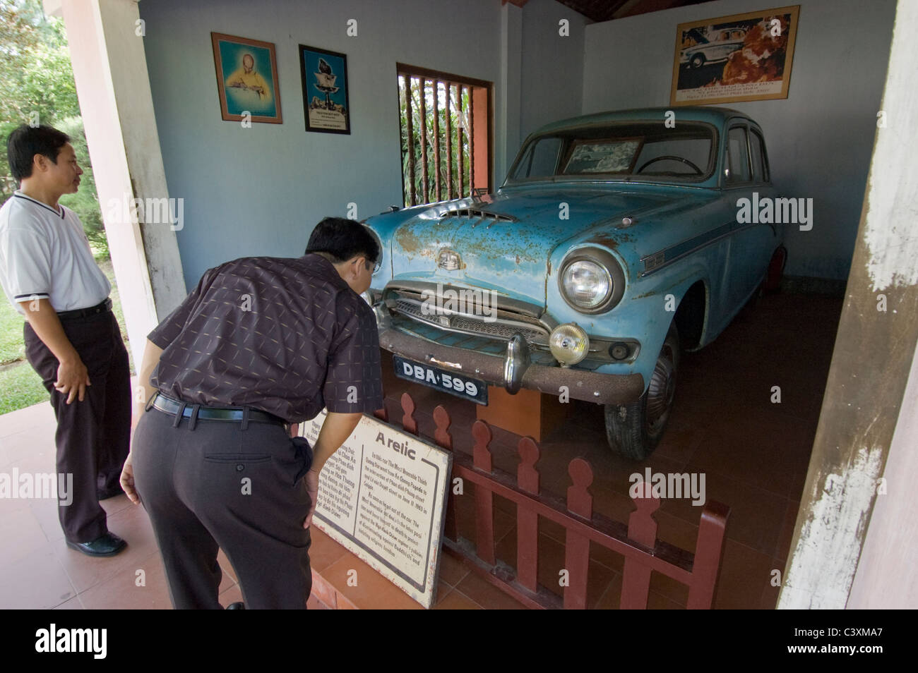 Touristen sehen das Austin Automobil Thein Mu Pagode, die Mönch Thich Quang Duc, Hotels für den Standort von seinen selbst-i transportiert Stockfoto