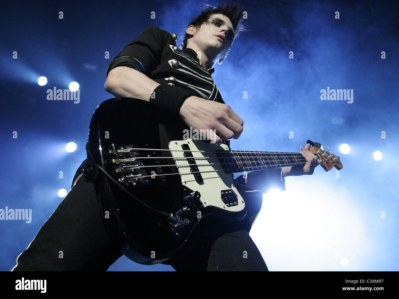 Bassist Mikey Way spielt mit My Chemical Romance in der Cardiff International Arena in Wales. Stockfoto