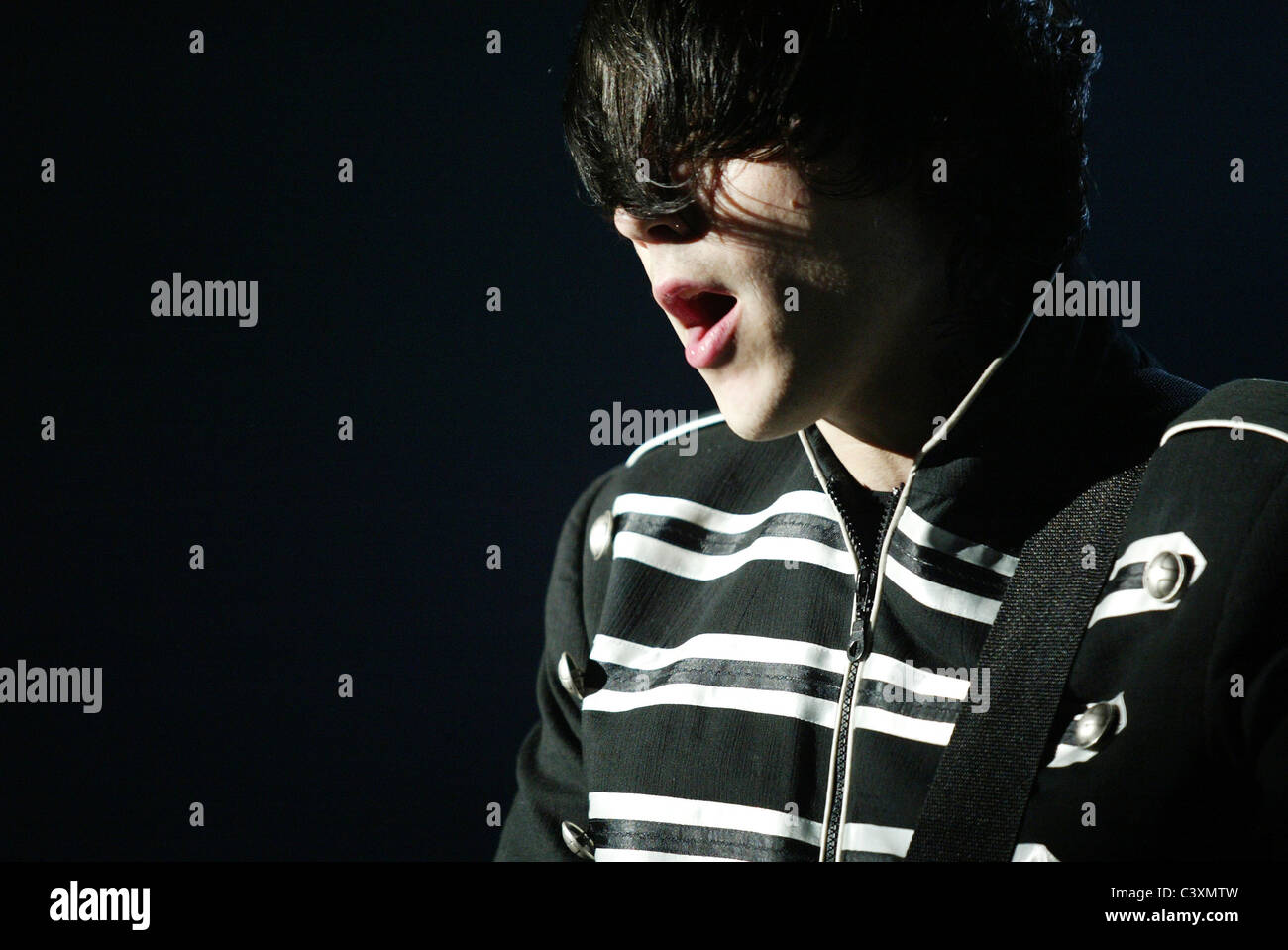 Frank Iero spielt mit My Chemical Romance in der Cardiff International Arena in Wales. Stockfoto