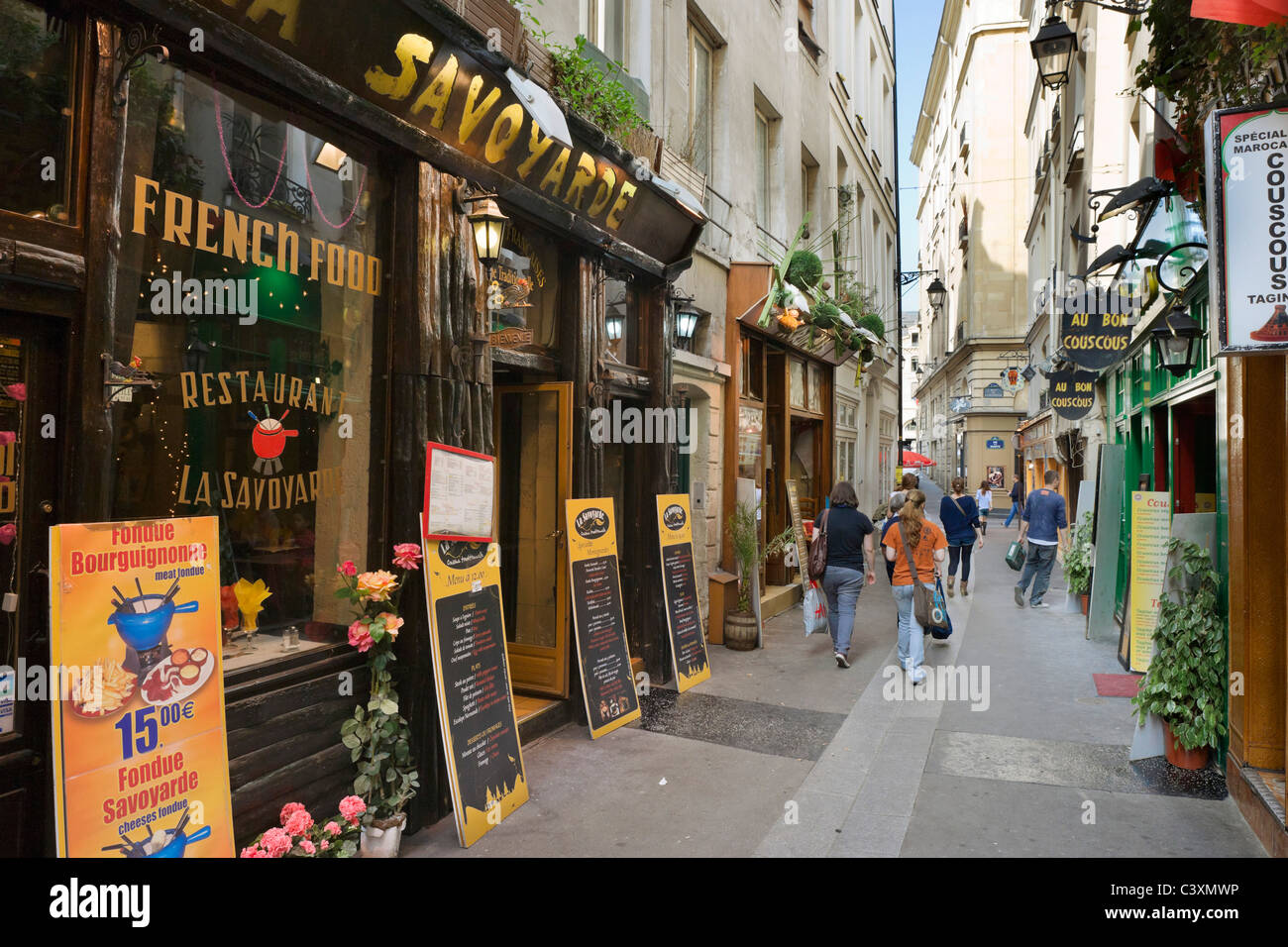 Restaurants und Geschäfte auf der Rue Xavier Privas im Bereich St. Severin des Quartier Latin, Paris, Frankreich Stockfoto