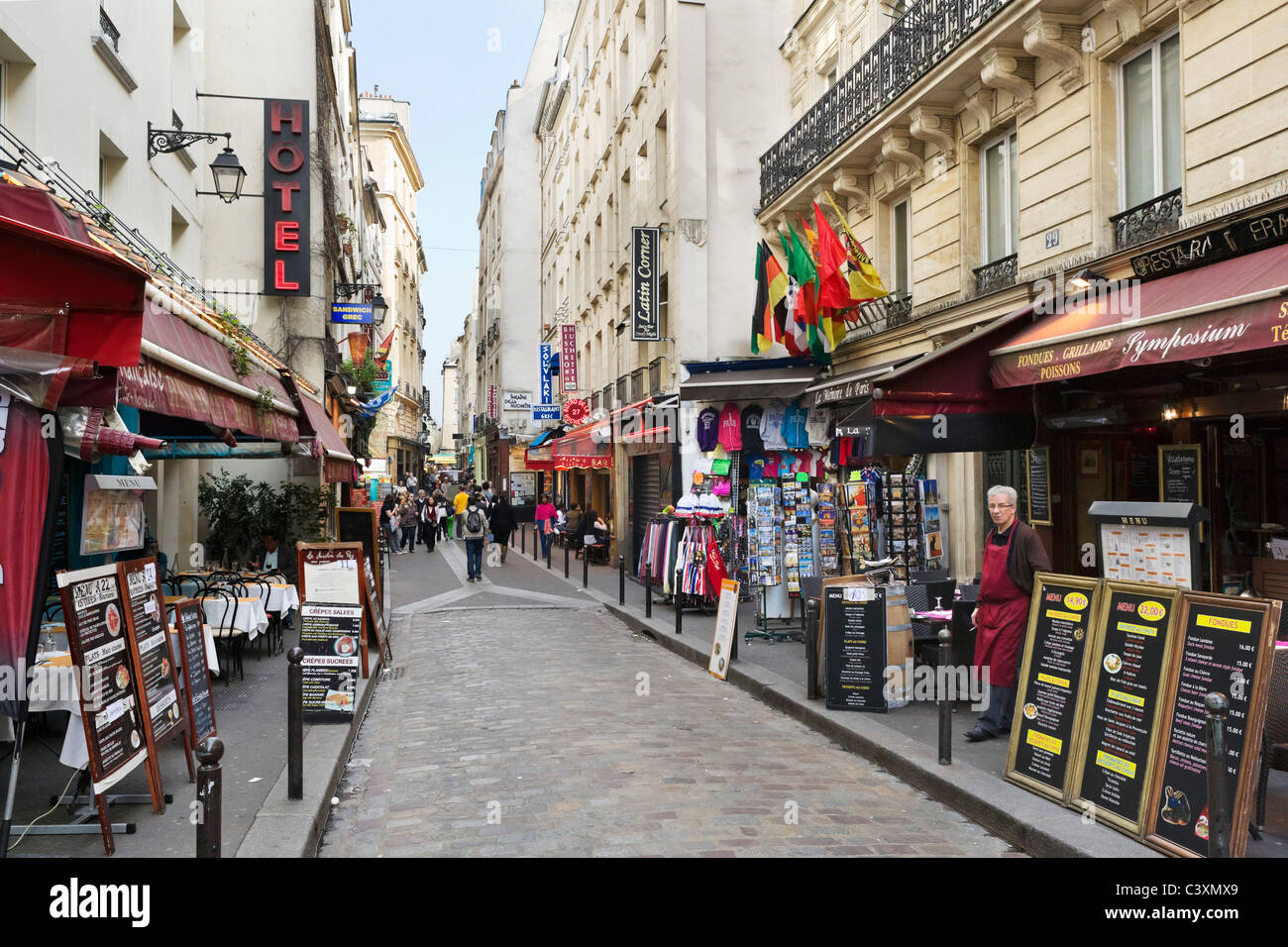Restaurants und Geschäfte in der Rue De La Huchette im Bereich St. Severin des Quartier Latin, Paris, Frankreich Stockfoto