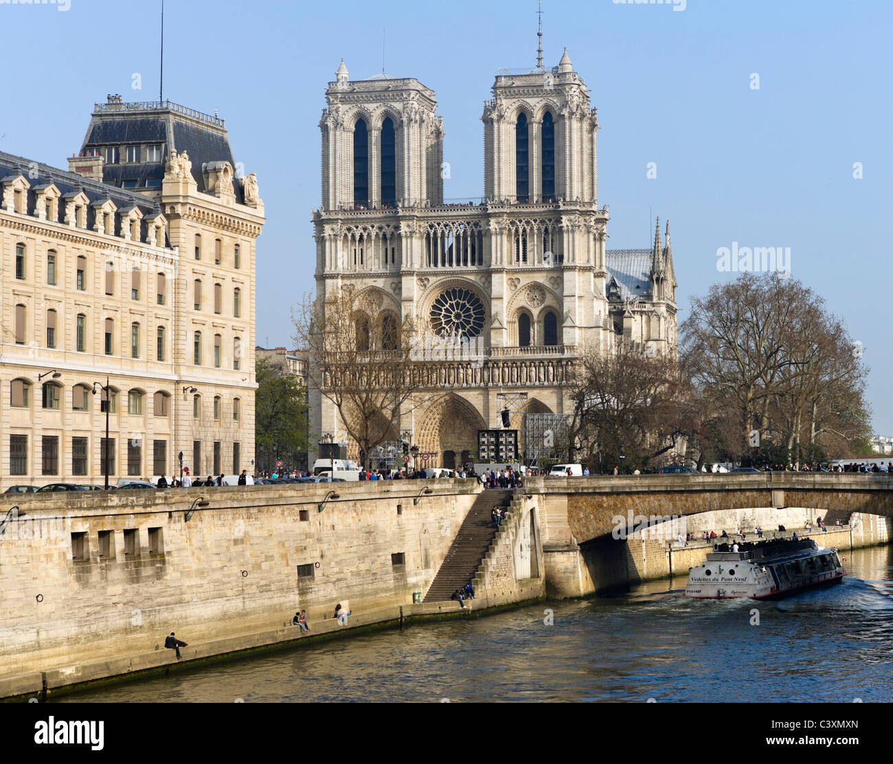 Fluss Seine und der Westfassade der Kathedrale von Notre Dame vom Pont St. Michel, Ile De La Cite, Paris, Frankreich Stockfoto