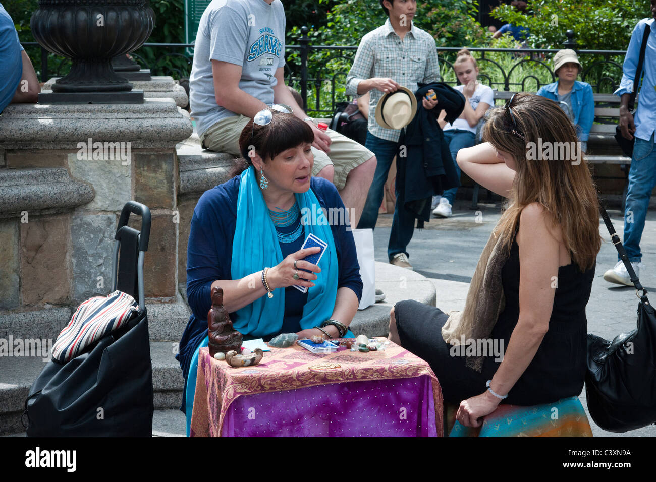 Eine Wahrsagerin liest Karten um eine Frau was in Union Square Park in New York erwartet zu informieren Stockfoto