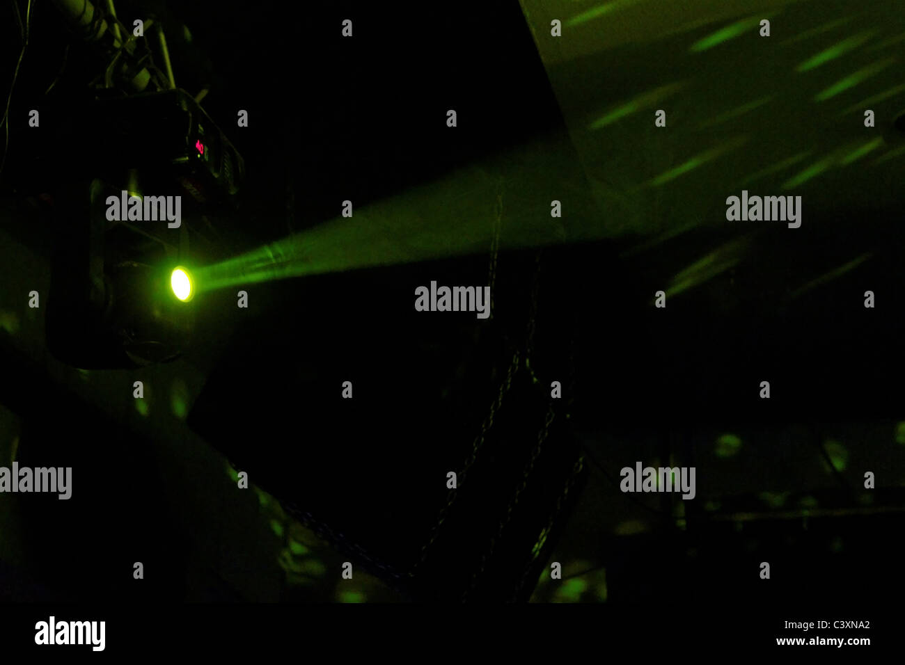 grüne Scheinwerfer Ray im geräucherten Nachtclub Stockfoto