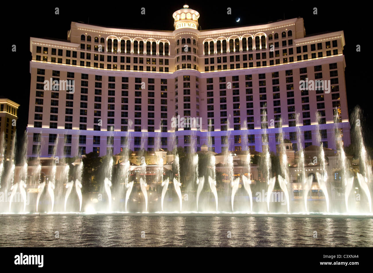 Die Brunnen von Bellagio zeigen in der Nacht vor dem Bellagio Hotel und Casino. Stockfoto