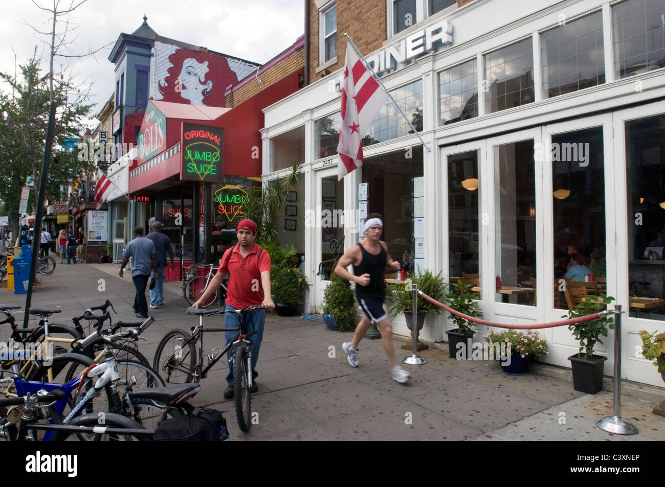 Menschen vor dem Diner am 18th Street in Adams Morgan. Stockfoto