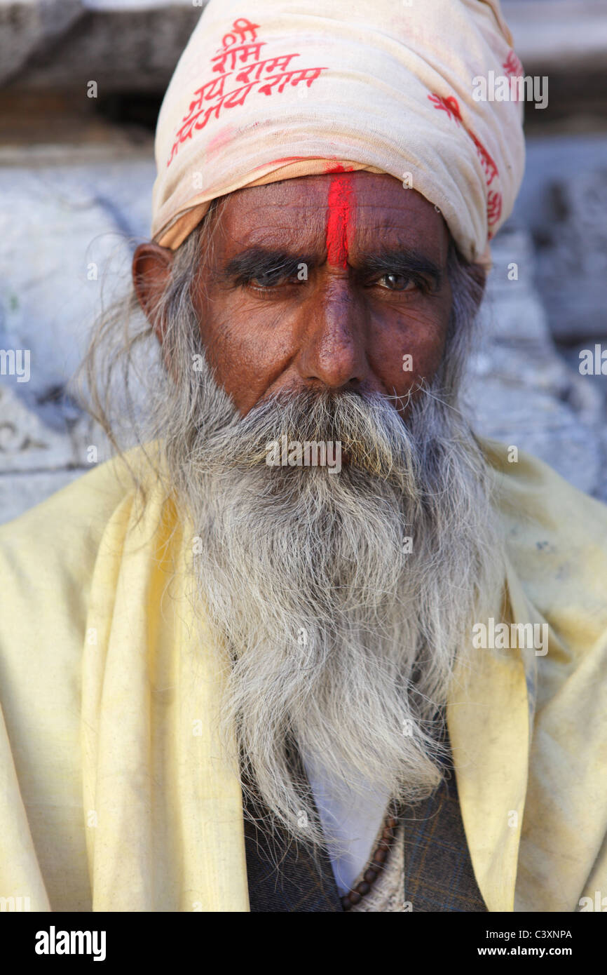 Porträt von einem weißen bärtigen Sikh Mann in traditioneller Kleidung, Indien Stockfoto