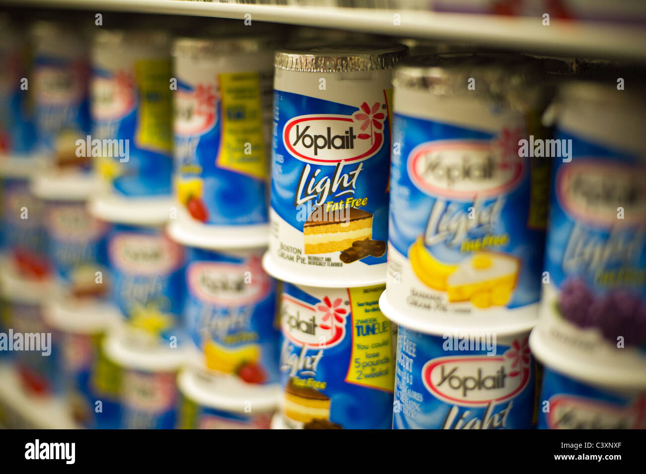 Container von Yoplait Joghurt im Supermarkt Kühlschrank Stockfotografie Alamy