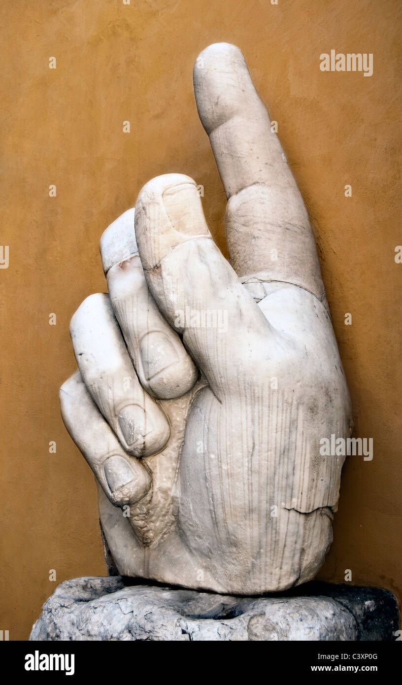 Hand von Kaiser Constantine I das große Fragment aus der Kolossalstatue im Kapitolinischen Museum Rom Italien ausgestellt Stockfoto