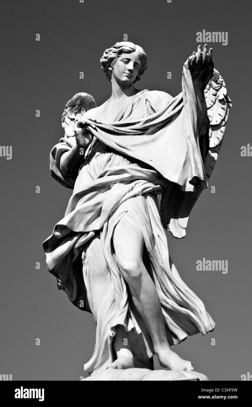 Engel mit dem Sudarium-einer der Statuen auf den Sant Angel (Ponte San Angelo) Rom von dem italienischen Bildhauer Fancelli Stockfoto