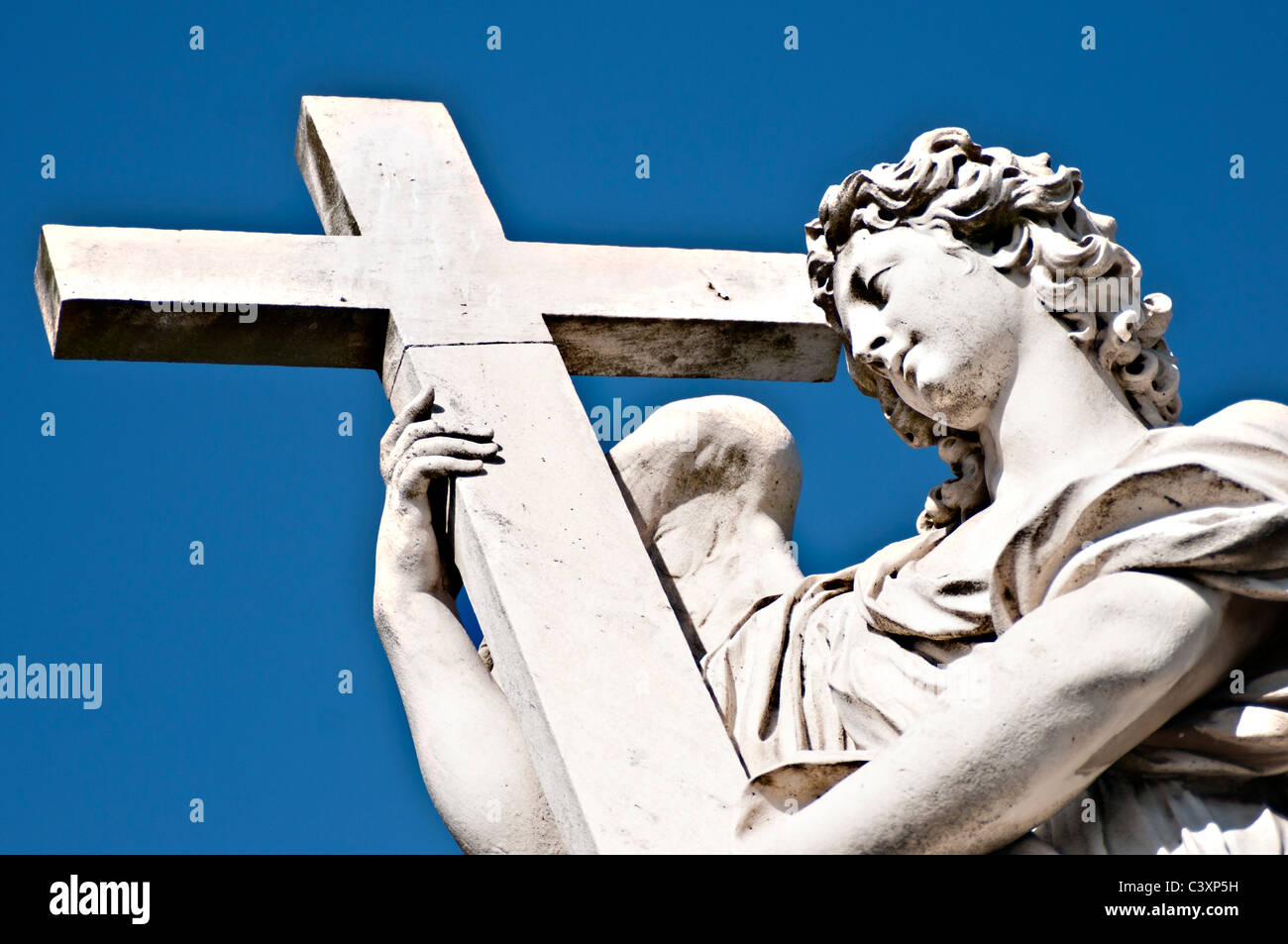 Engel mit Kreuz - eines der Angelsculpures von Lorenzo Bernini entworfenen auf Sant Angelo Brücke, Rom Italien Stockfoto