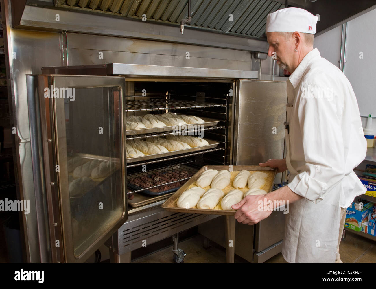 Professionelles Kochen Zubereitung frisches Brot in einer kommerziellen Bäckerei Stockfoto