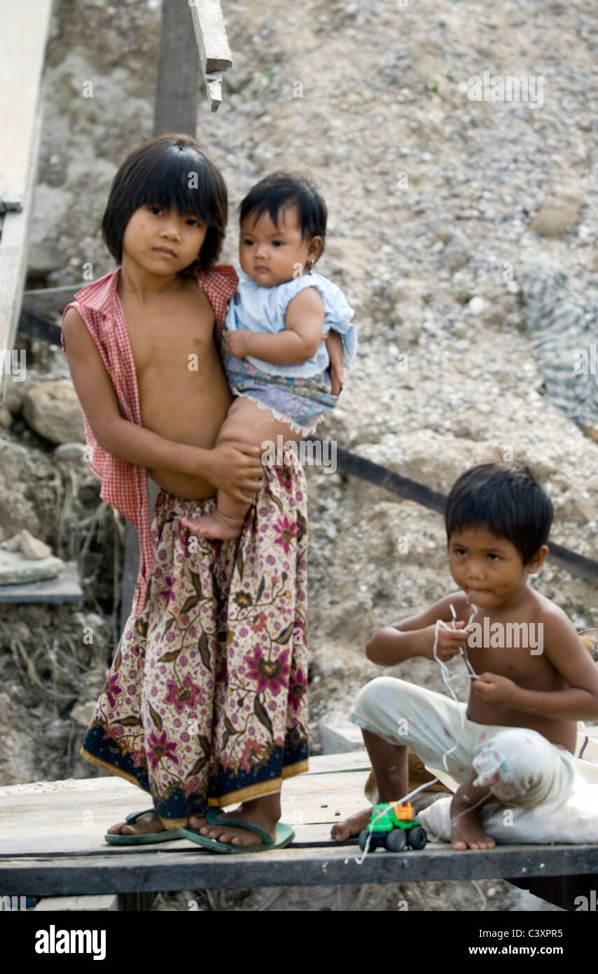 Kinder durch die Seite der Straße südlich von Stung Treng. Stockfoto