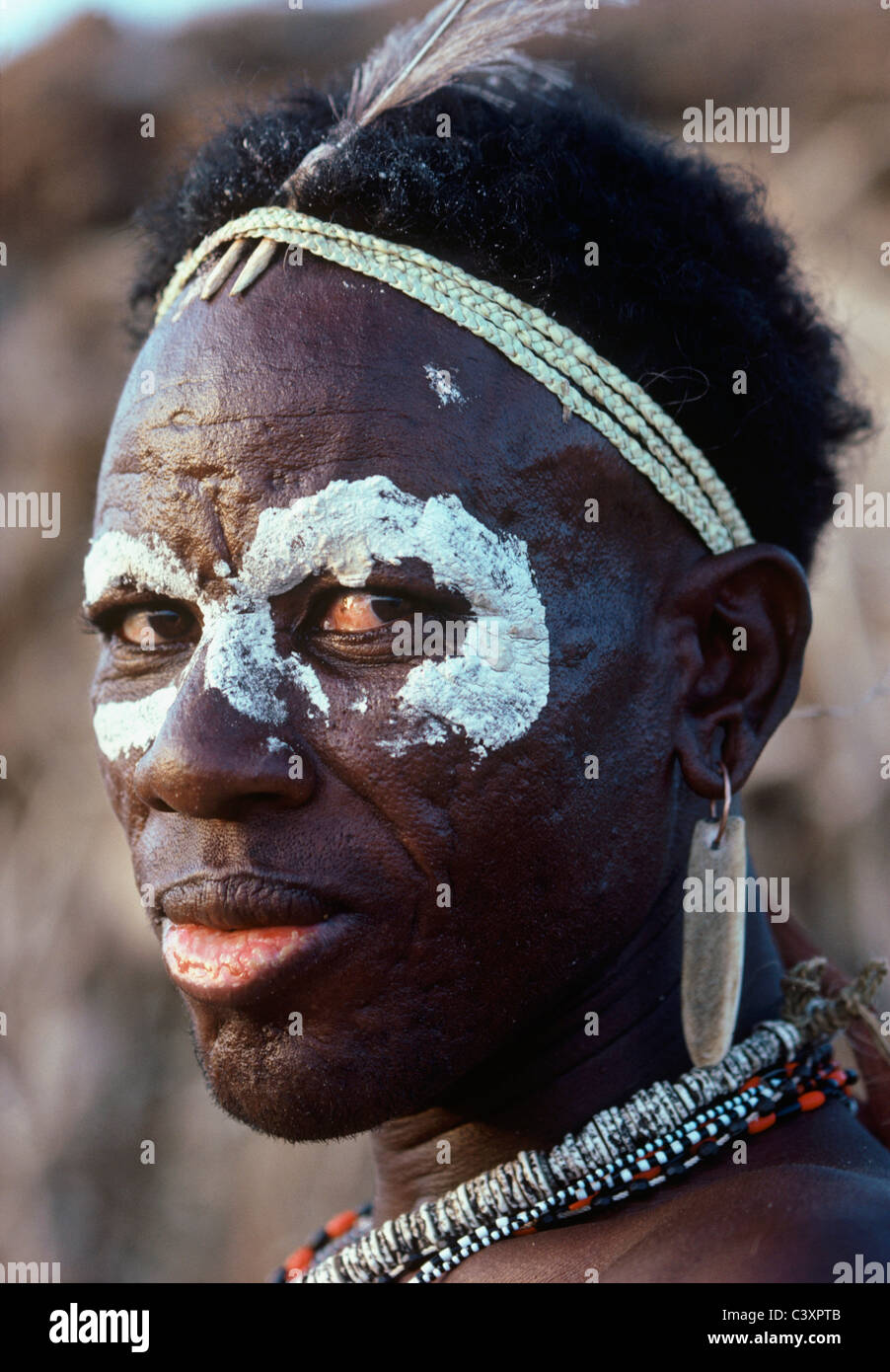 El Molo Krieger bemalt und geschmückt für eine Stammes-Zeremonie in seiner Ehre für eine erfolgreiche Nilpferd-Jagd. Turkana-See - Kenia Stockfoto