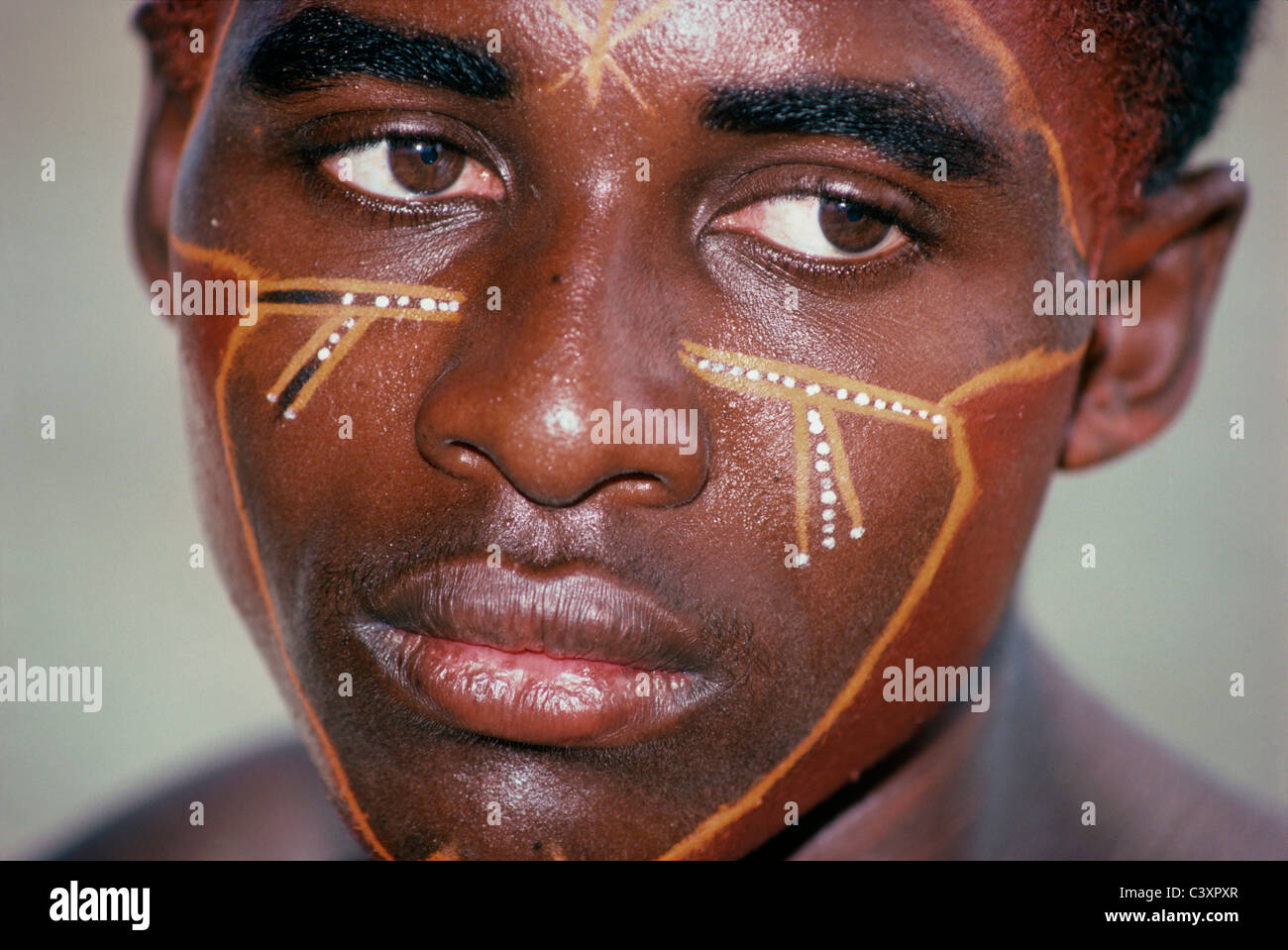 Young El Molo Krieger mit seinem Gesicht gemalt für ein tribal Dance. Turkana-See - Kenia. Stockfoto