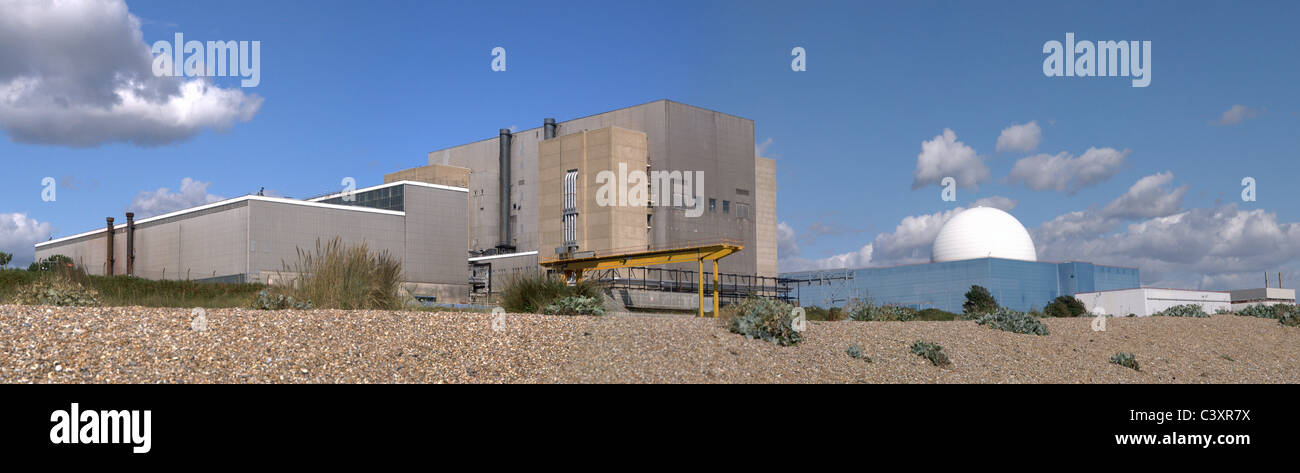 Panoramablick von Sizewell A und B Kernkraftwerken von Sizewell Strand. Stockfoto