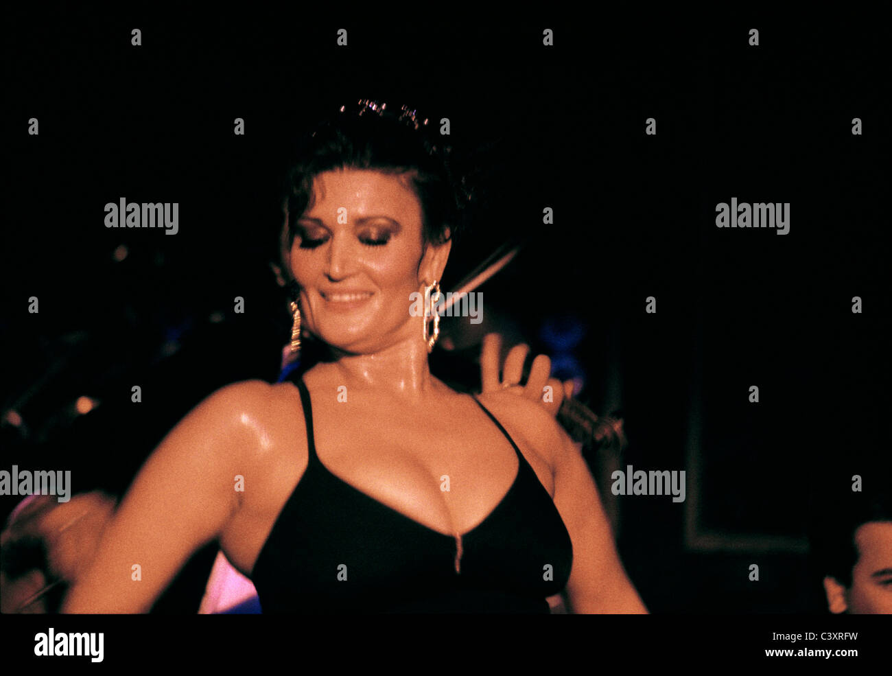 Nagwa Fouad, der weltweit berühmtesten ägyptischen Bauchtänzerin, führt in einem Nachtclub. Kairo, Ägypten Stockfoto