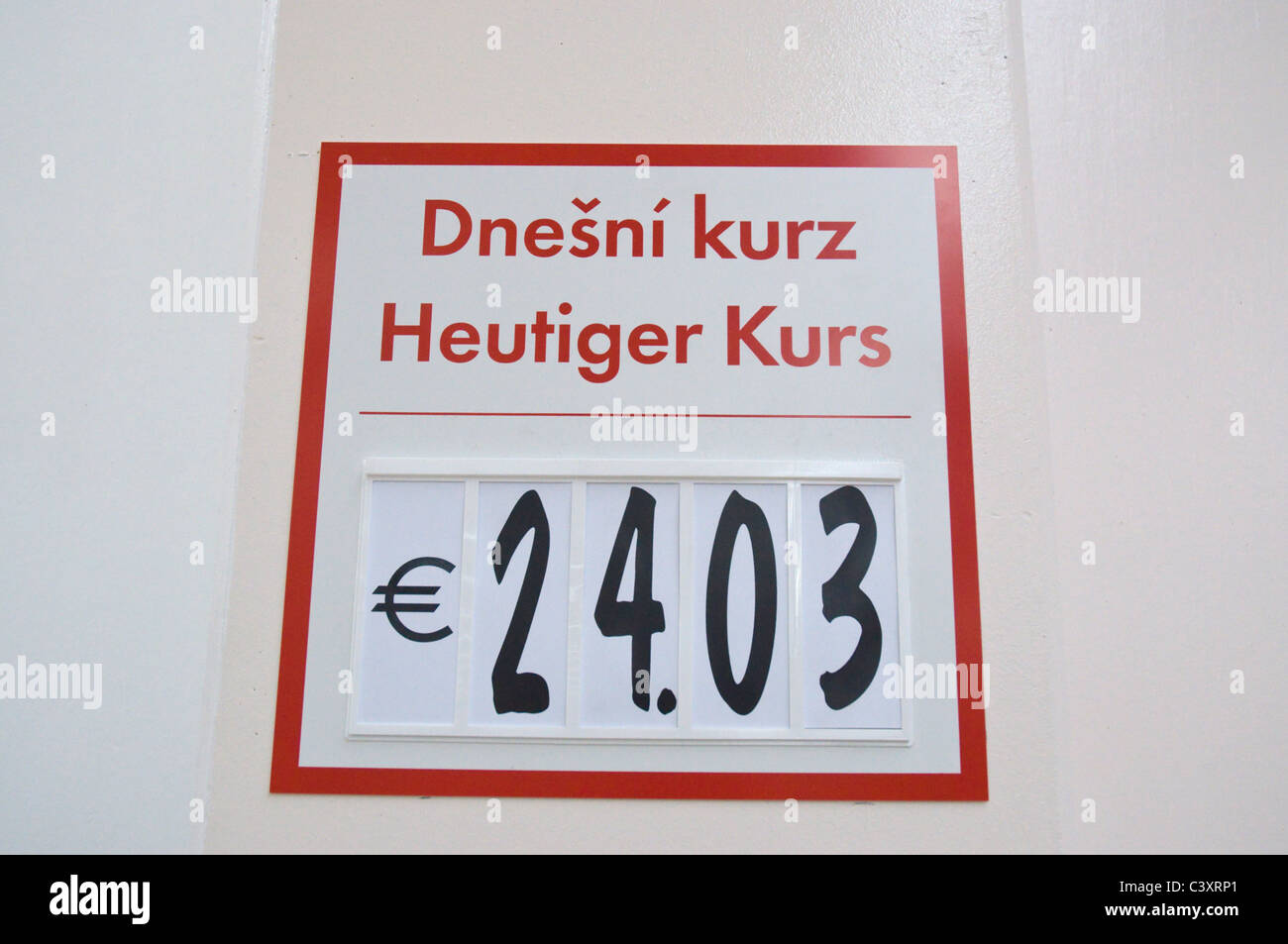 Schild mit täglichen Wechselkurs in Euro im Kaufland bezahlt speichern Prag Tschechische Republik Europa Stockfoto